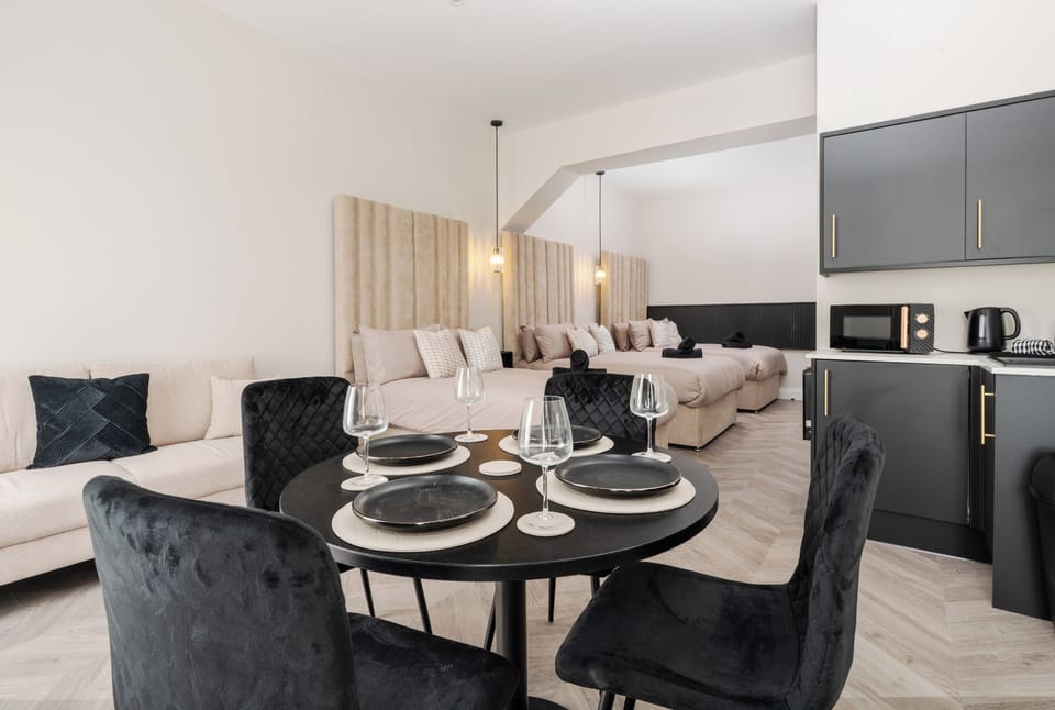 Apartment 1:
A spacious and stylish retreat designed for comfort and convenience, featuring:
✨ Seating area for relaxing
🍽️ Dining area for 4
🛏️ 3 x  double beds
🚿 Private ensuite bathroom