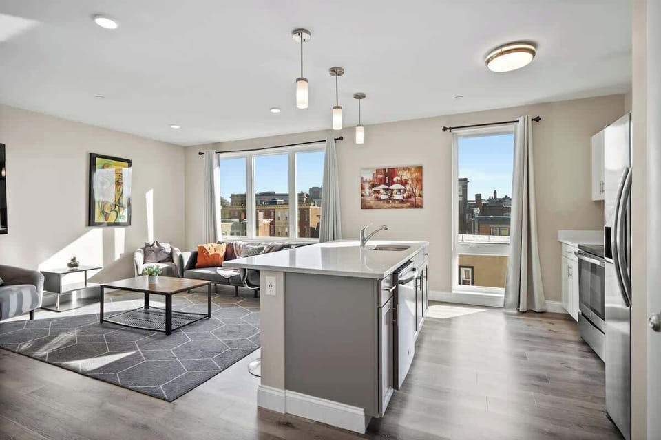 "Very nice place. Is and feels very spacious with not only decently sized rooms but also welcoming hall way and large windows with views of the city." - Albrecht | January 2022