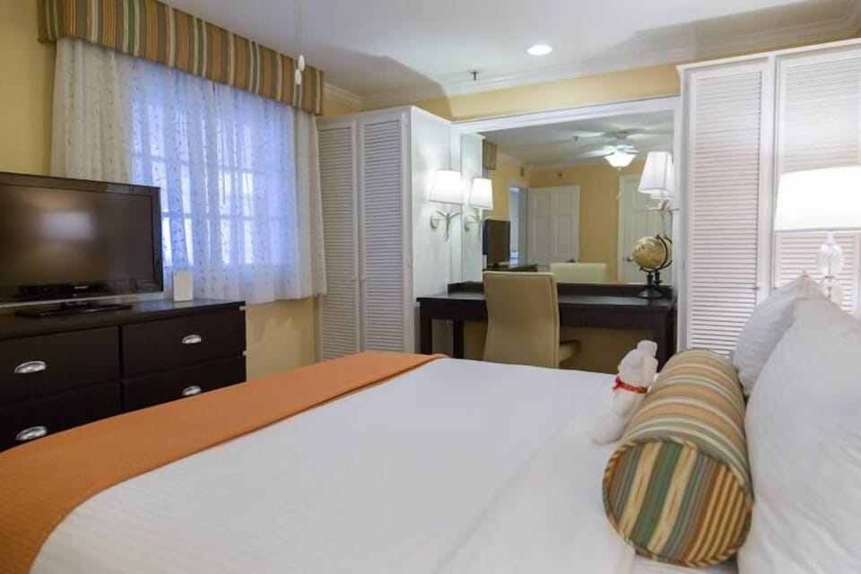 Unit with King size bed. Exact unit will be assigned upon arrival. Views, colors and decor may vary.