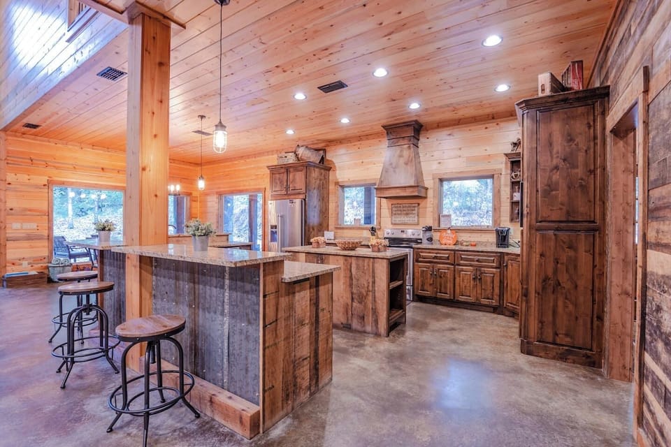 Unwind by a gently flowing creek, beautifully lit with outdoor string lights. Whether you're roasting marshmallows by the fire pit or enjoying the sounds of nature, this scenic spot offers pure relaxation.