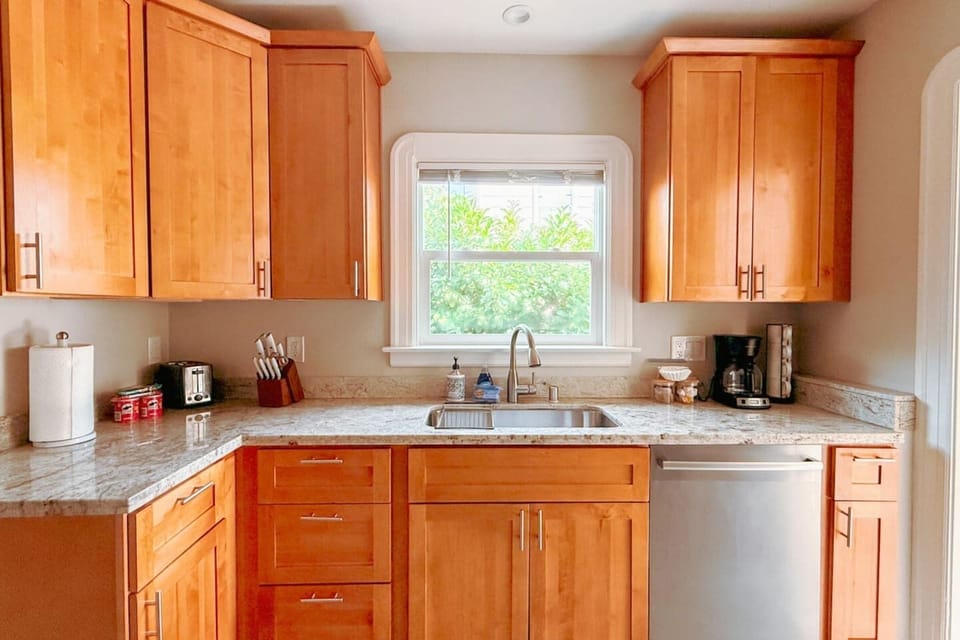 Generous counter space and ample cabinet storage to keep everything within reach - plus a dishwasher, coffee maker, toaster and knife set for a seamless cooking experience.