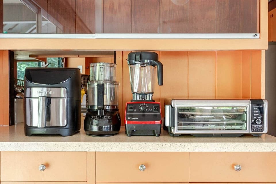 Kitchen appliances: airfryer, food processor, vitamix, Ninja  airfryer/toaster