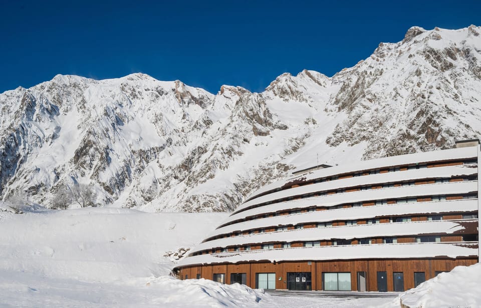 A perfect winter retreat! Enjoy direct access to the pistes from your cosy alpine-style apartment. 