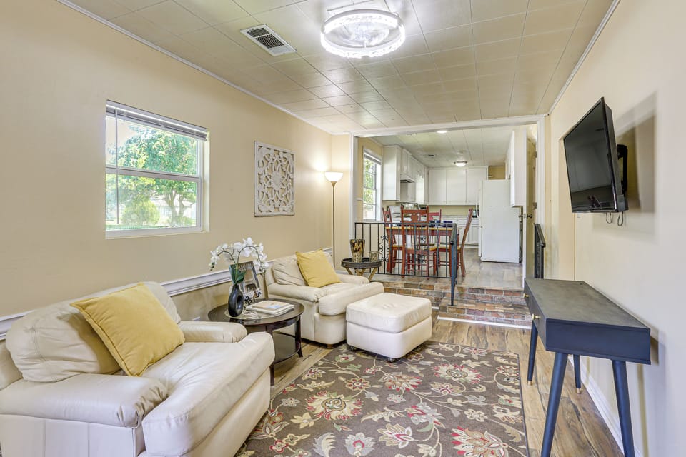 Living Room | Free WiFi | Smart TV | Central A/C