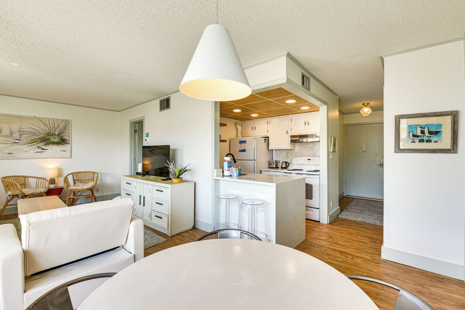 Dining Area | Dishware/Flatware
