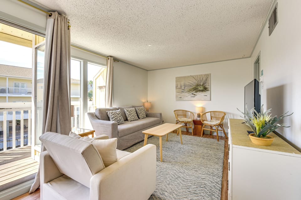 Living Room | Queen Sleeper Sofa | Smart TV