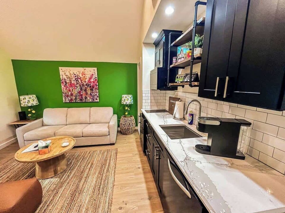 Hummingbird Cabin Kitchen- Keurig Available for guest use