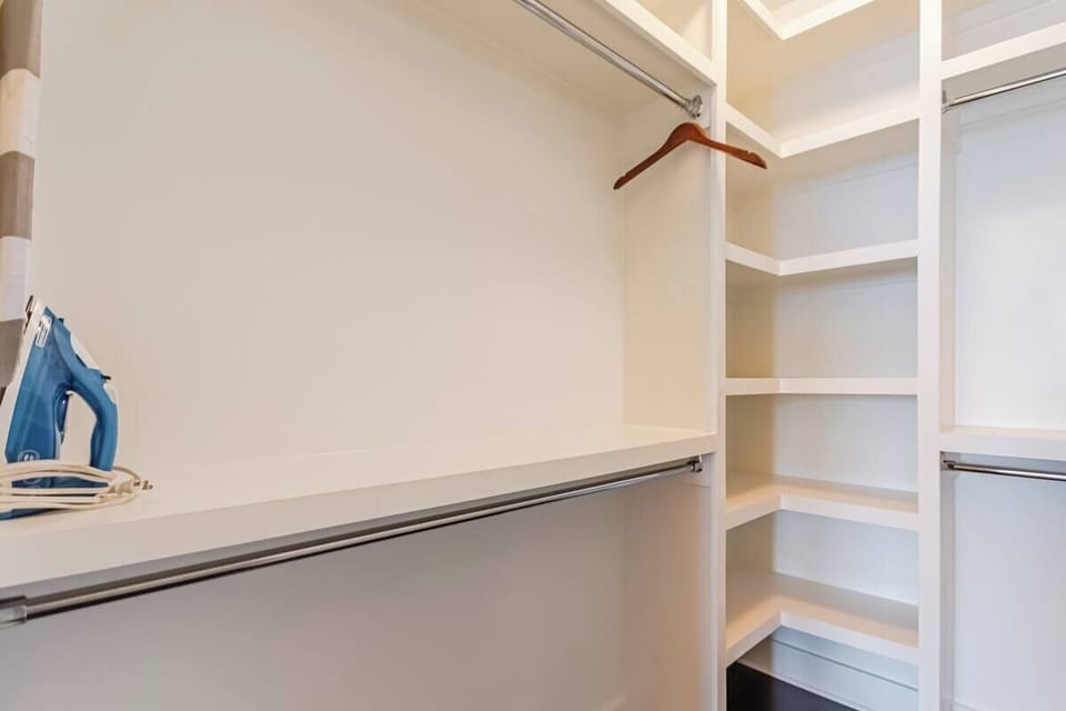 Closet. SPACE!!