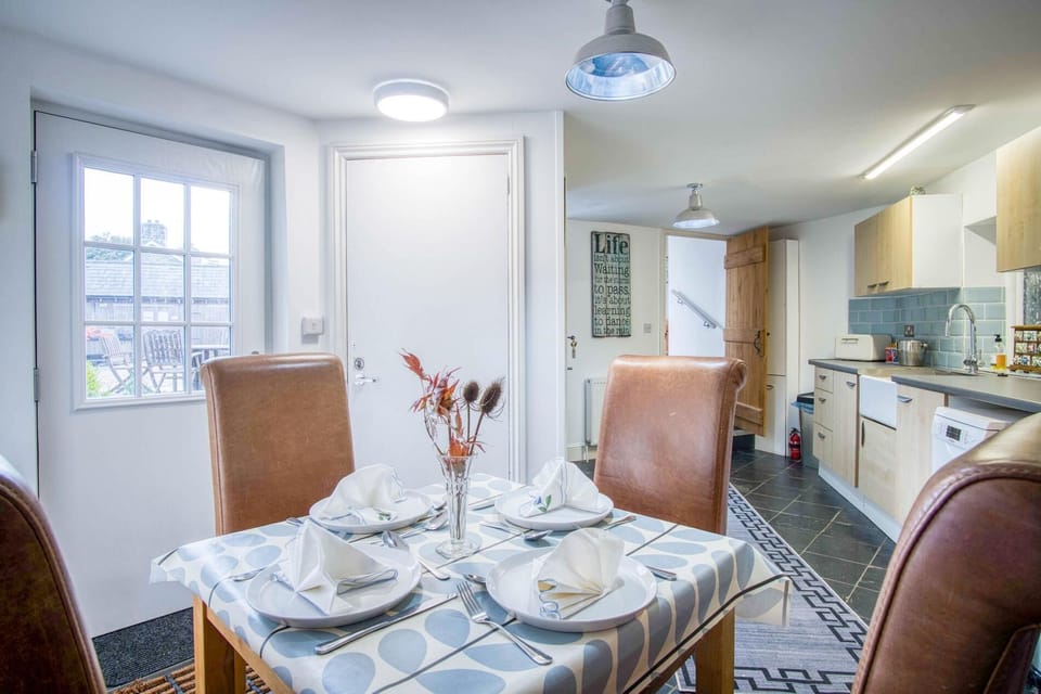 West Barn - 2 Bedroom Cottage - Llandeilo (8593)