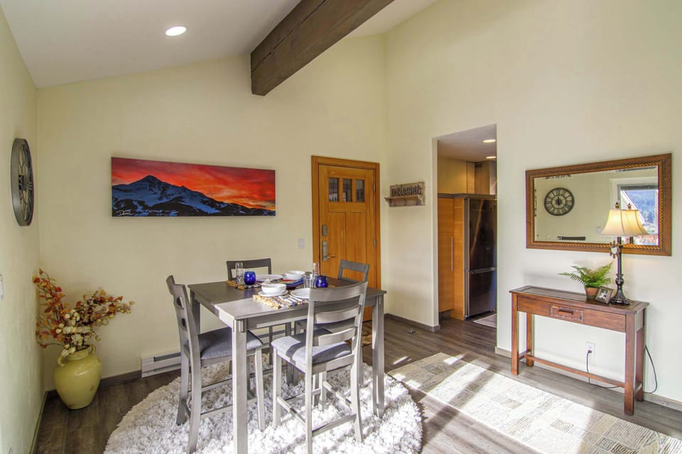 Dining area: Main floor, table seating for 4