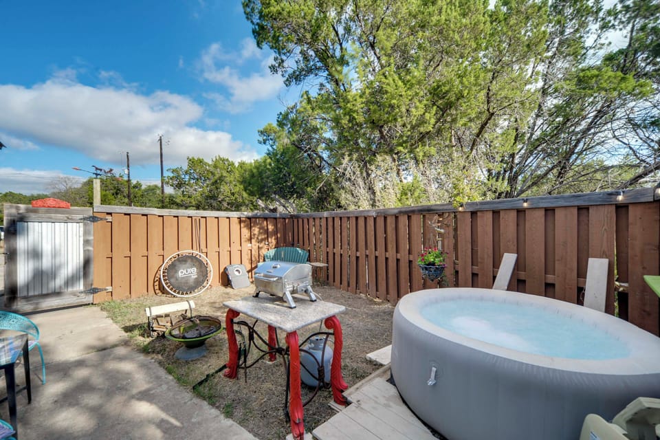 Private Outdoor Space | Hot Tub | Gas Grill | Fire Pit