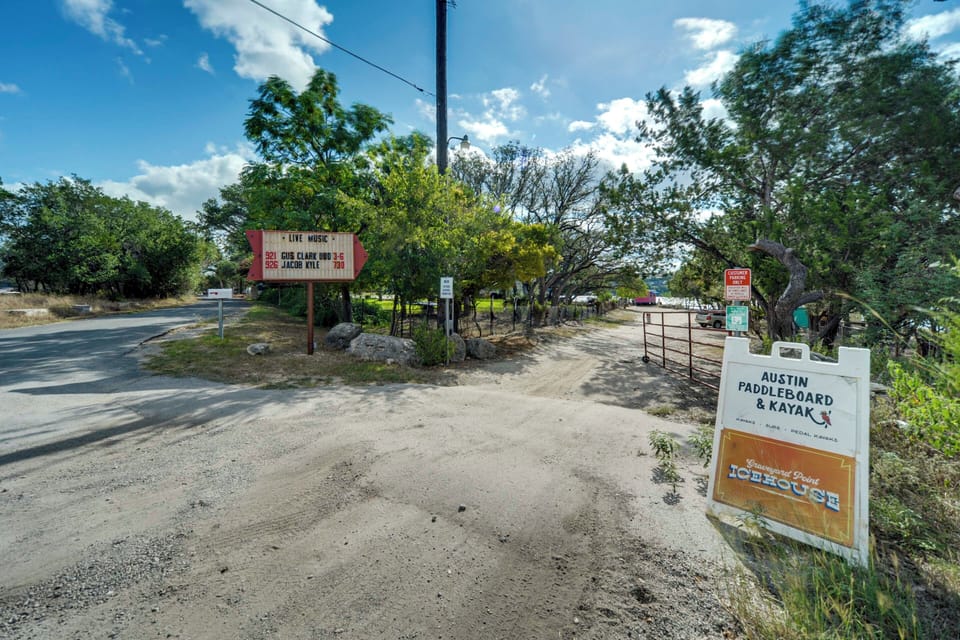 Walkable to Graveyard Point Icehouse | Kayak Rentals | Live Music | Bar