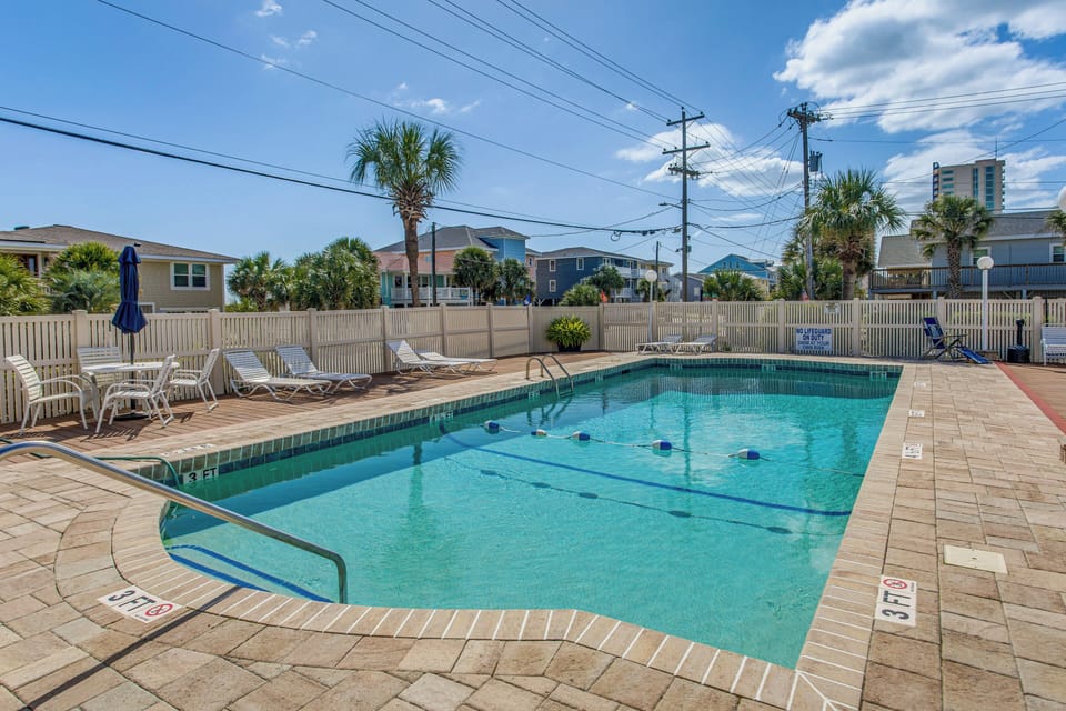 Gold Coast Condominiums | Community Amenities | Outdoor Pool & Hot Tub