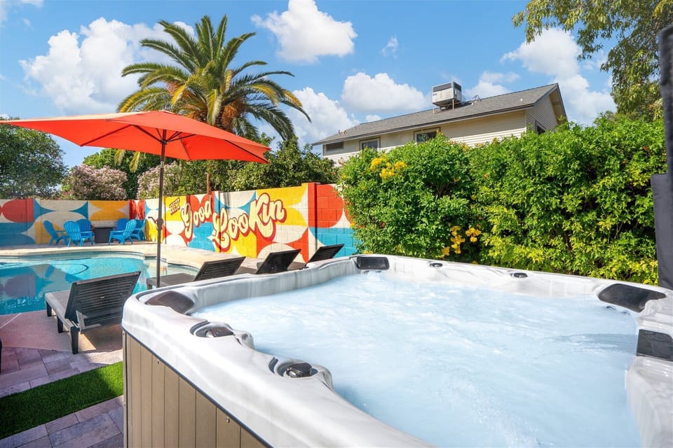 Because every great getaway deserves a hot tub moment. Whether it’s romantic stargazing, family splash time, or just some solo chill—this one’s got you covered.