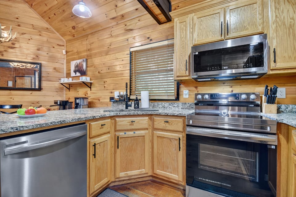 Stainless steel appliances and granite countertops at this luxury cabin rental in Ellijay