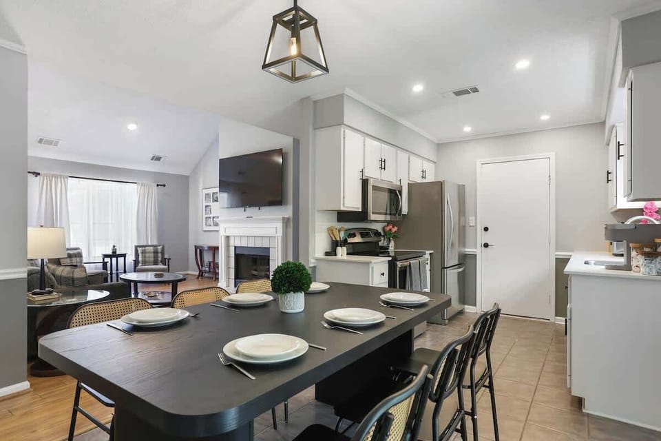 Enjoy a close-quarter meal with your closest family or friends at this dining room table, which comfortably seats six. 