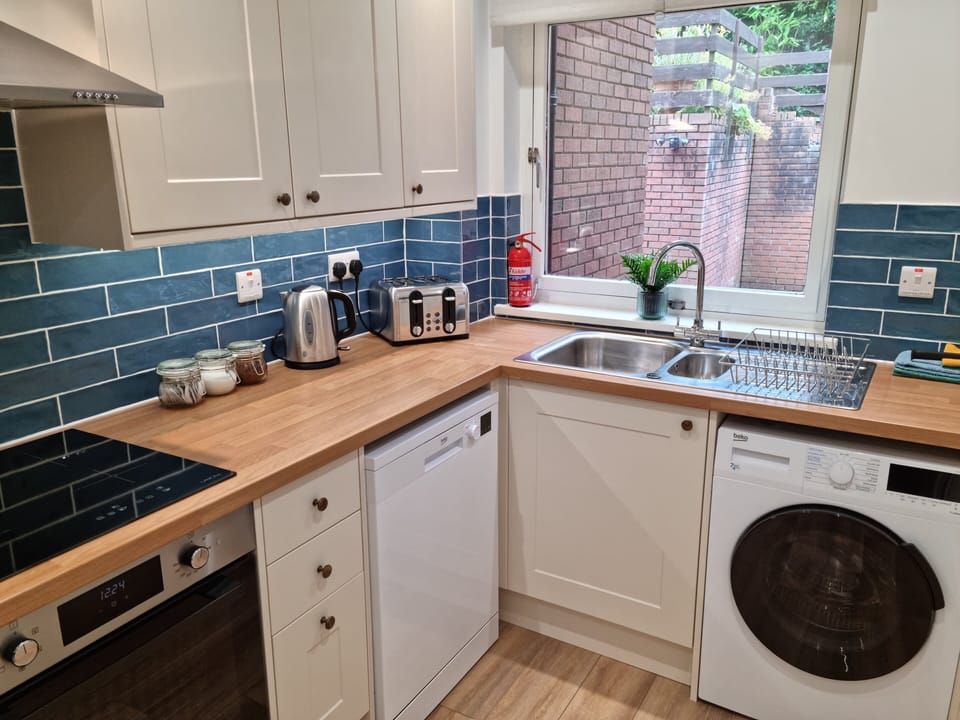 Fully fitted kitchen with cooker, microwave, dishwasher and washing machine