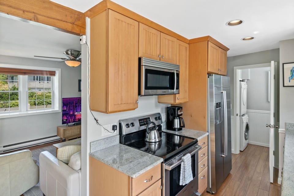 ook in style with stainless appliances and a full suite of cookware.