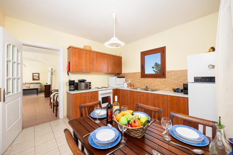 Equipped kitchen with dining area