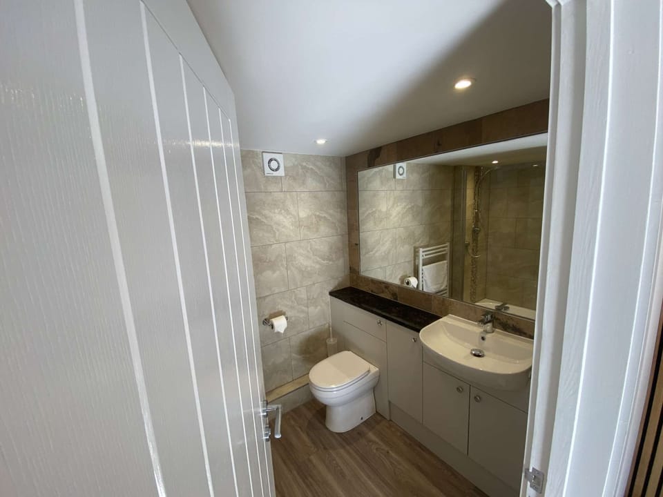 Family Bathroom 2