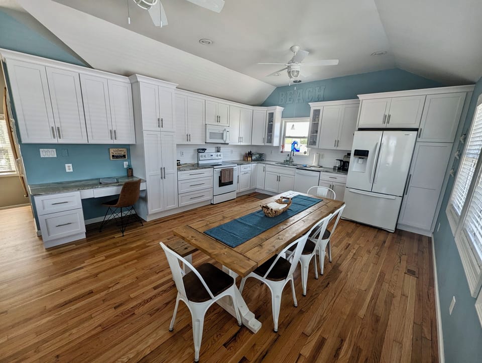 full kitchen and seating for 9