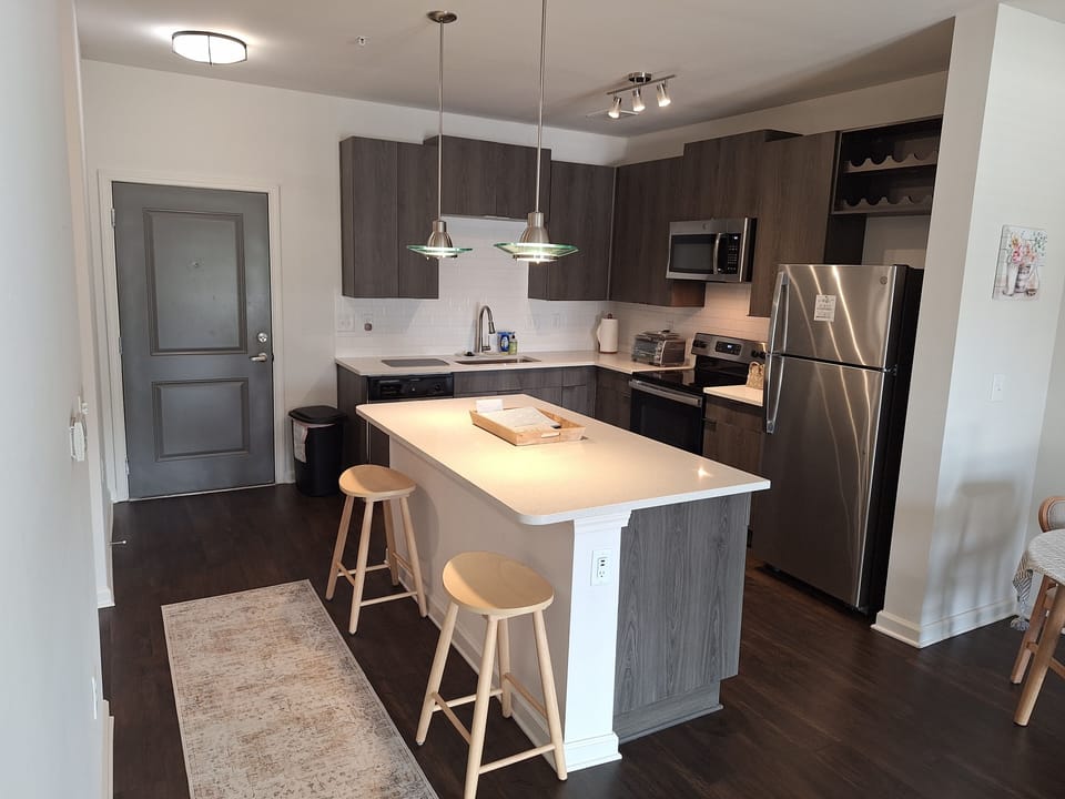 Eat in bar makes it easy to socialize while preparing meals.