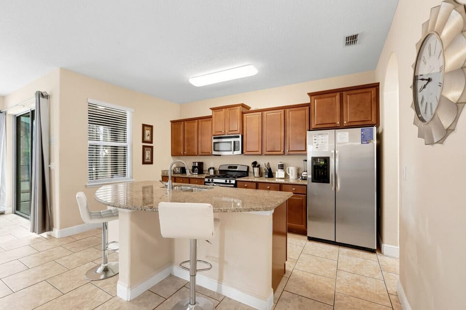 Open kitchen with breakfast bar