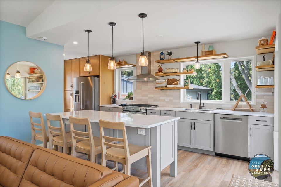 Fully equipped kitchen with breakfast bar seating for 4
