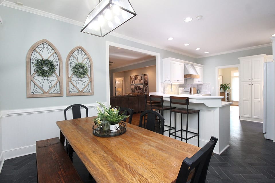 Cheerful Breakfast Space with Farmhouse Charm