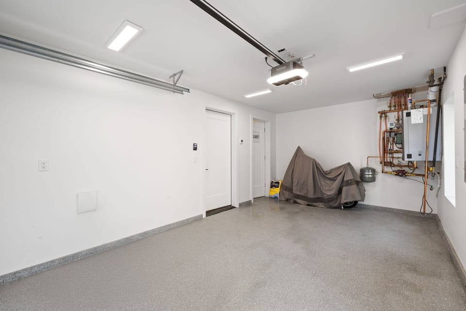 Garage: Ski closet