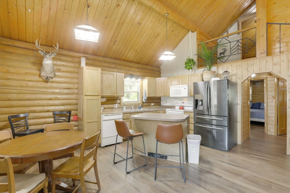 Dining Area | 1st Floor | Dishes & Flatware Provided