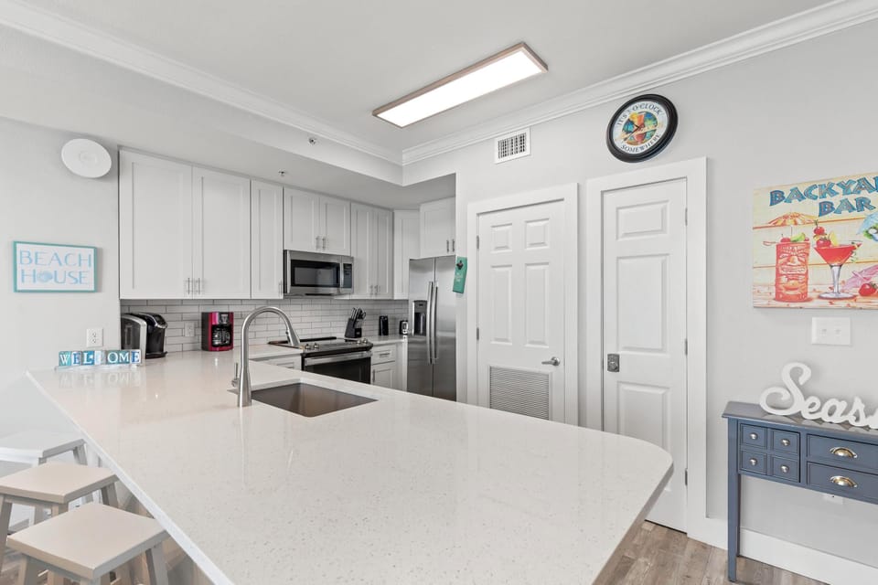 Kitchen with Breakfast Bar