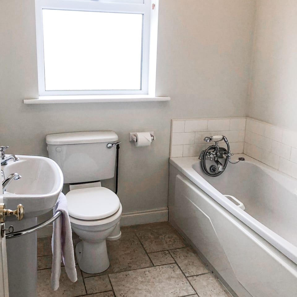Springwood Cottage with bath and WC bathroom.