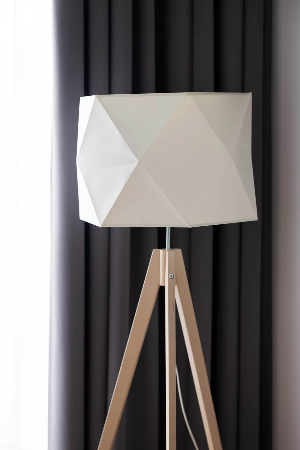 The designer geometric lamp adds character to the interior and highlights its minimalist style.