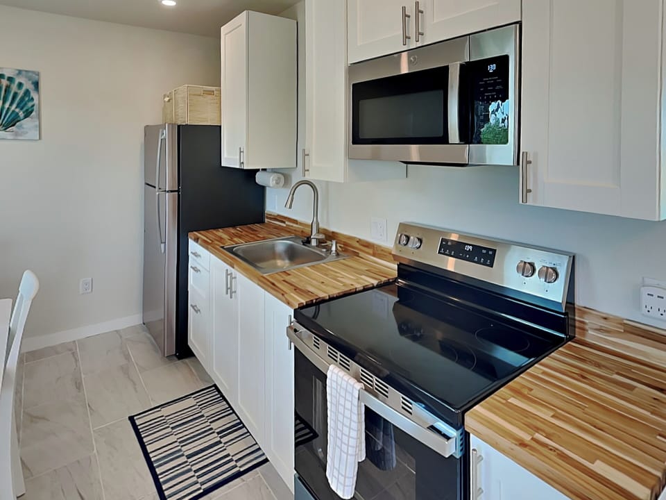 Full Kitchen - Stainless Appliances
