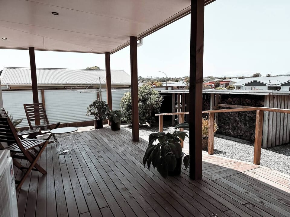 Your own little retreat. Dine beneath the pergola, dry off from the sea, or simply bask in the wide sky.