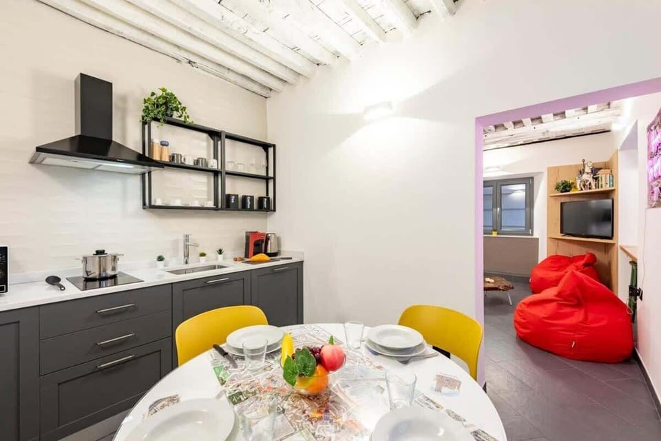 A modern, fully equipped kitchen with a bright and clean design. Featuring a spacious countertop, built-in appliances, and all the essentials you need, it’s perfect for preparing anything from a quick breakfast to a relaxed dinner at home.