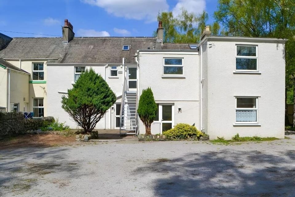 Brigham Farm Apartments: Car Park