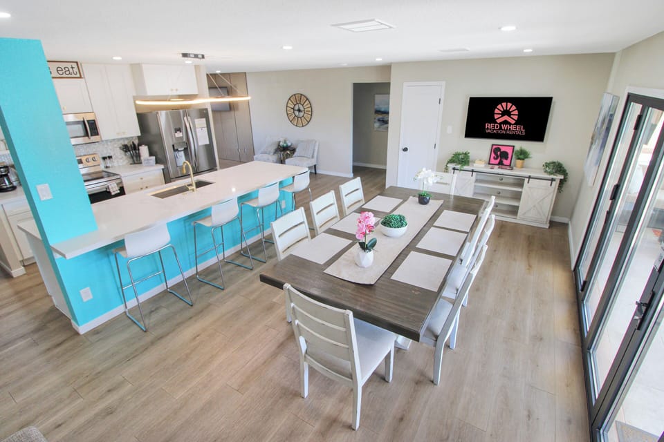 Bright modern kitchen and dining, perfect for family meals and entertaining.