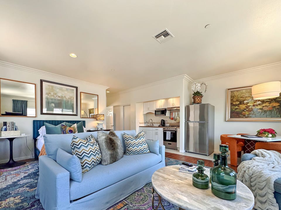 Bright, stylish studio with full kitchen and cozy open living space