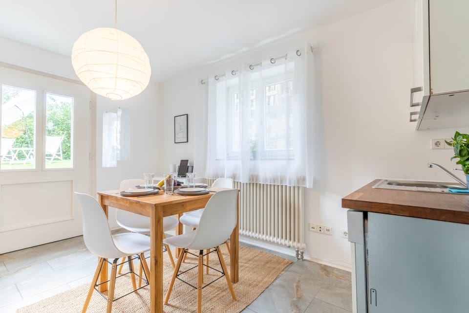 Light-filled dining area with a view of the greenery for relaxed breakfast moments