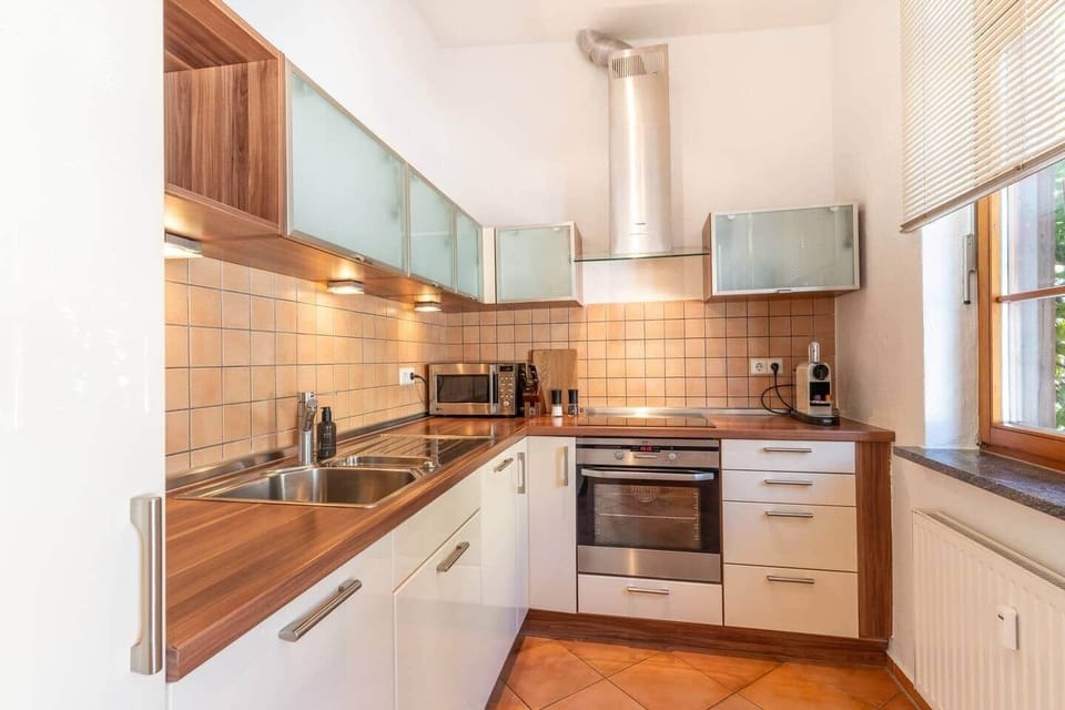 Fully equipped kitchen with oven, ceramic hob, microwave, Nespresso machine, dishwasher and refrigerator.