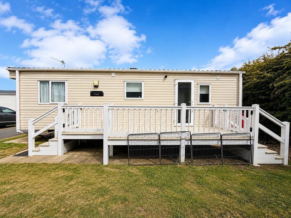 Get the family around the table in this stunning caravan. Enjoy family meals before heading out and exploring the local attractions like Pleasurewood Hills and Lowestoft seafront