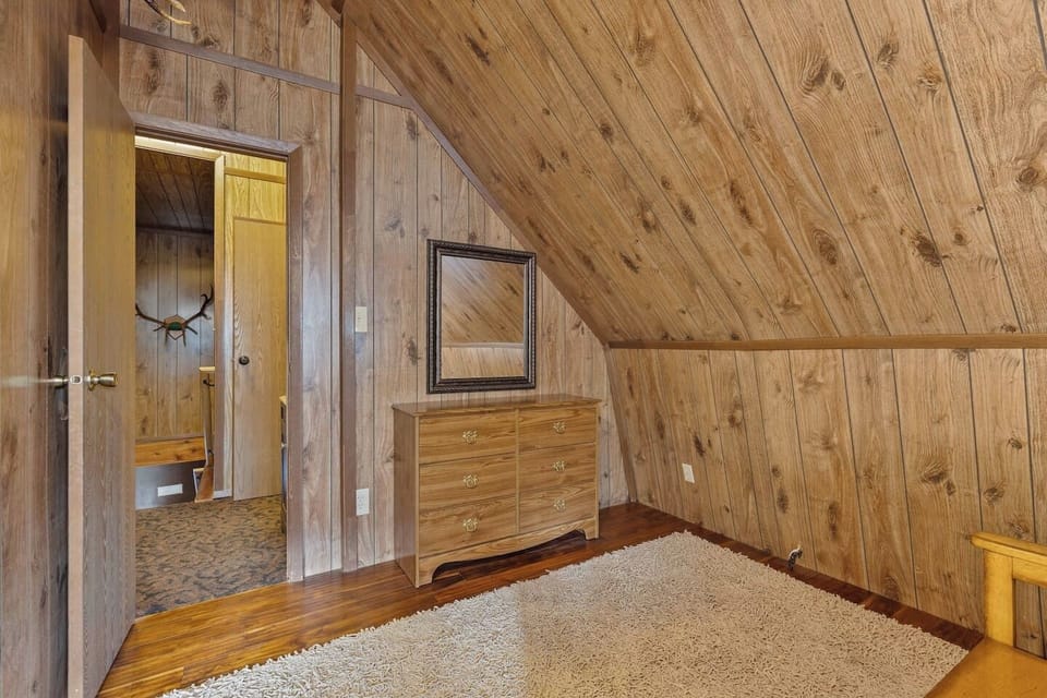 Bedroom 2 - Queen Bed