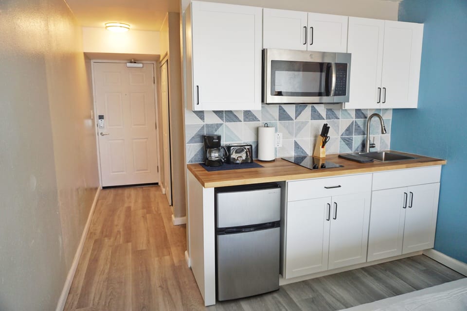 A kitchen with all the amenities to make your stay comfortable.