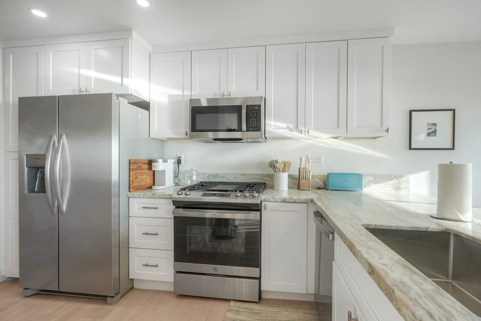 Fully equipped chef's kitchen with sleek finishes.