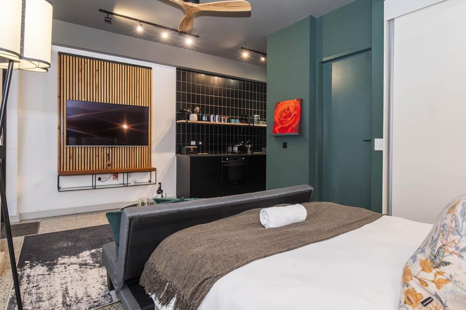 The Duke Stylish Studio- Balcony & Rooftop Pool (30996)