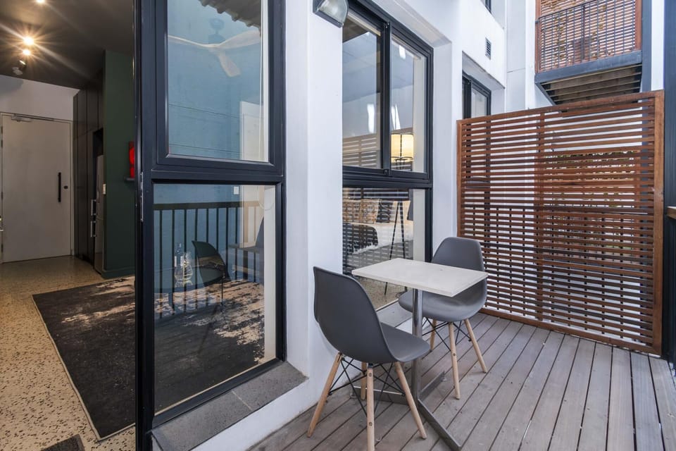 The Duke Stylish Studio- Balcony & Rooftop Pool (31000)