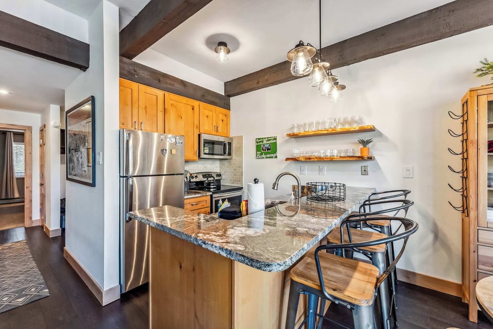 Kitchen: Fully-equipped kitchen, drip coffee maker, 3 barstools, open layout with living and dining room 