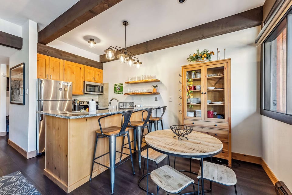 Kitchen: Fully-equipped kitchen, drip coffee maker, 3 barstools, open layout with living and dining room
